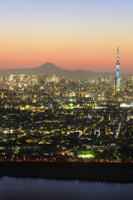 市川市アイリンクタウンより望む夕暮れに浮かぶ富士山と東京