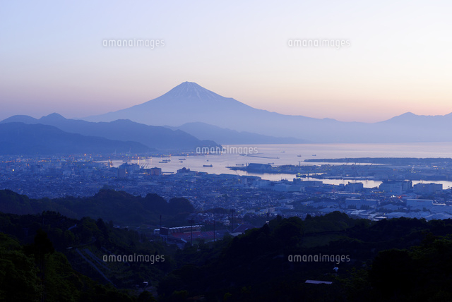 有度山　　風景画 日本平（有度山）より望む夜明けの富士山と静岡市清水区の街並み