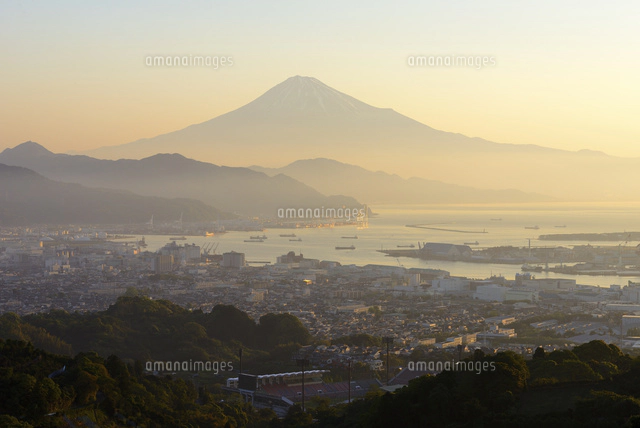 有度山　　風景画 日本平（有度山）より望む夜明けの富士山と静岡市清水区の街並み