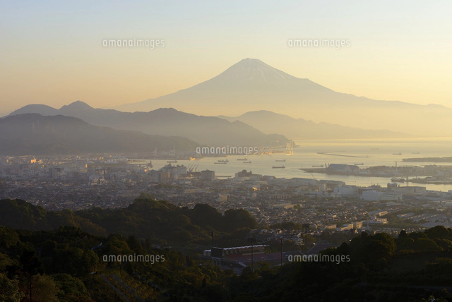 日本平（有度山）より望む夜明けの富士山と静岡市清水区の街並み