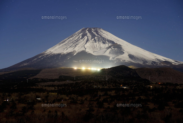 静岡県 スキー場が光る夜の富士山[10828000652]の写真・イラスト素材