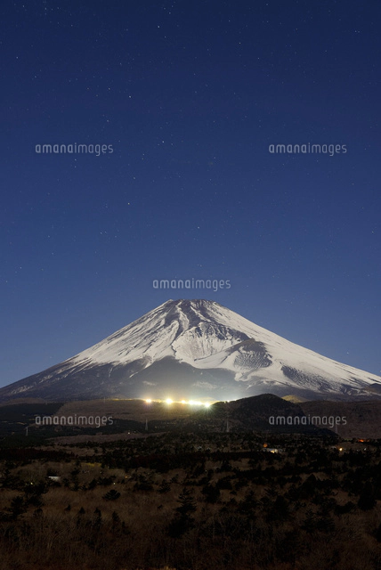 静岡県 スキー場が光る夜の富士山[10828000652]の写真・イラスト素材