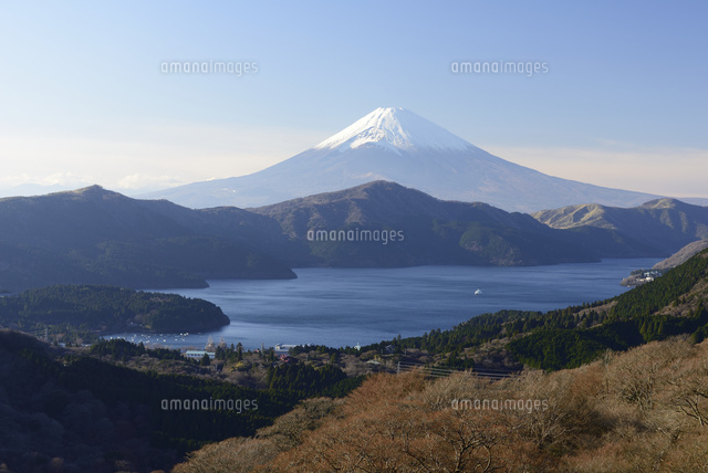 神奈川県 箱根より芦ノ湖と富士山 の写真素材 イラスト素材 アマナイメージズ