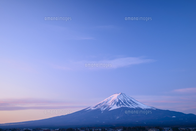 山梨県 河口湖より夜明けの富士山 の写真素材 イラスト素材 アマナイメージズ