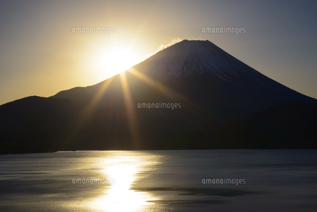 山梨県 本栖湖より望む夜明けの富士山 の写真素材 イラスト素材 アマナイメージズ