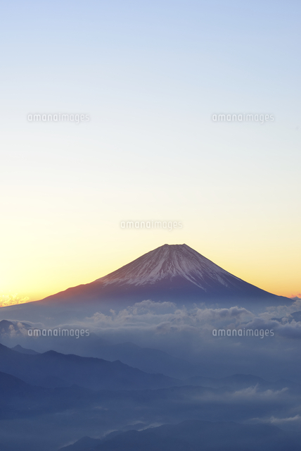 山梨県 夜明けの富士山 の写真素材 イラスト素材 アマナイメージズ 山梨県 夜明けの富士山 の写真素材 イラスト素材 アマナイメージズ