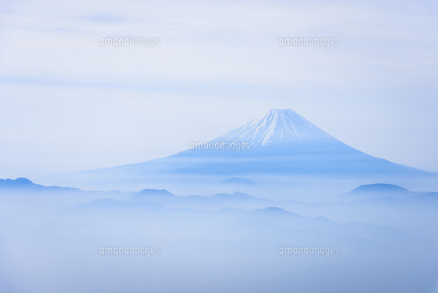 山梨県 富士山と霞む山々 の写真素材 イラスト素材 アマナイメージズ