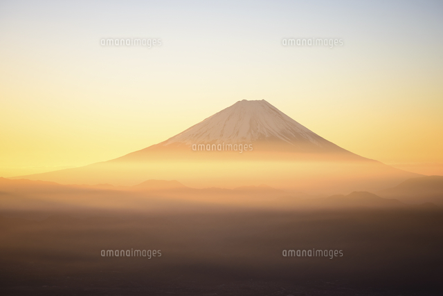 山梨県 黄金の朝陽に輝く富士山[10828002393]の写真・イラスト素材  
