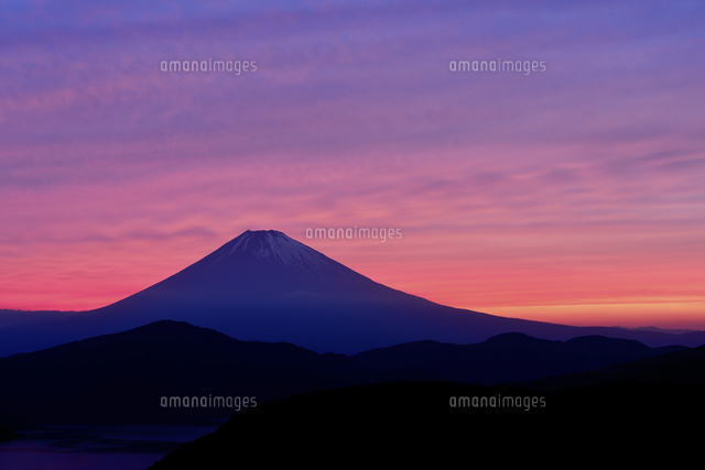 神奈川県 箱根より夕焼け空と富士山のシルエット[10828002589]の写真