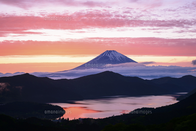 神奈川県 夕焼け空と富士山と芦ノ湖[10828002682]の写真・イラスト素材 