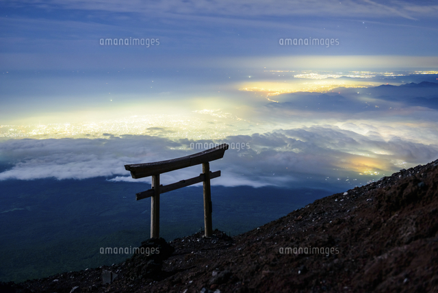 静岡県 富士山登山道の鳥居と静岡の夜景 の写真素材 イラスト素材 アマナイメージズ