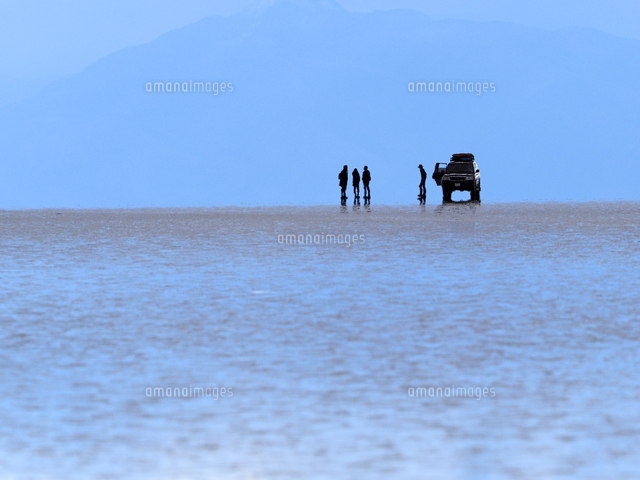 世界の絶景南米ボリビアウユニ塩湖の地平線に浮くようにしてシルエットが陽炎に溶け込んでいる観光客と四輪 の写真素材 イラスト 素材 アマナイメージズ