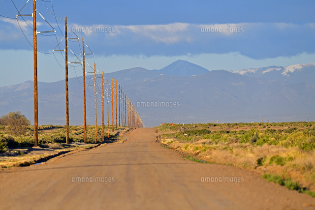 米コロラド州南部の未舗装道路と道路沿いに立ち並ぶ電柱 の写真素材 イラスト素材 アマナイメージズ