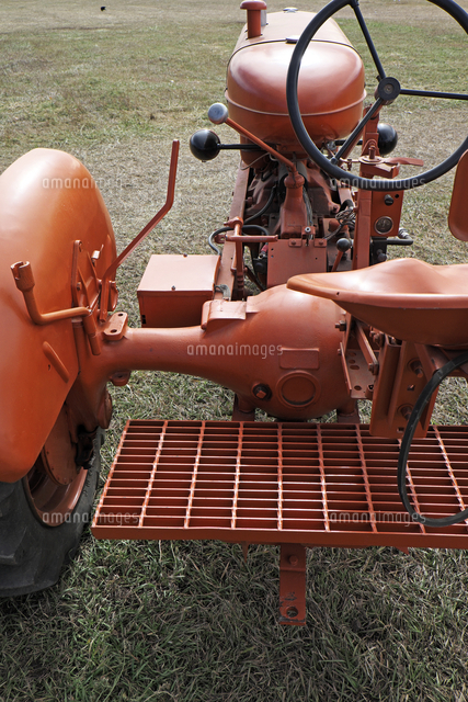 コロラドの農地の草原に置かれていたallis Chalmersのオレンジ色の古いアンティック農業用トラクター の写真素材 イラスト素材 アマナイメージズ