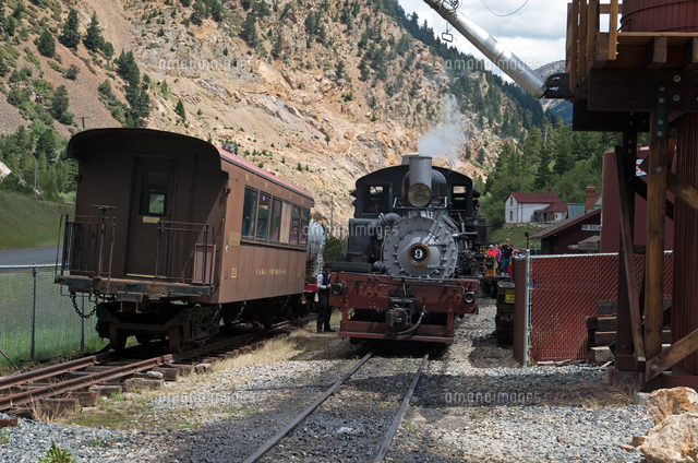 アメリカ合衆国コロラド州ジョージタウンループ狭軌鉄道の蒸気機関車がシルバープルーム駅に到着し給水塔に の写真素材 イラスト 素材 アマナイメージズ