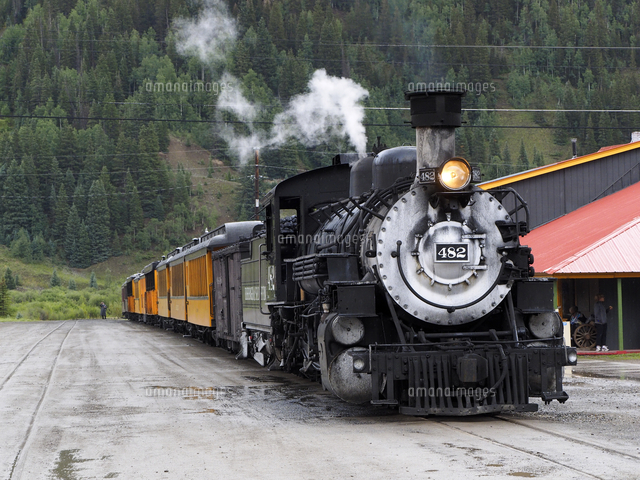 北米アメリカ合衆国コロラド州デュランゴシルバートン狭軌鉄道のシルバートン駅にとまる蒸気機関車 4 の の写真素材 イラスト 素材 アマナイメージズ