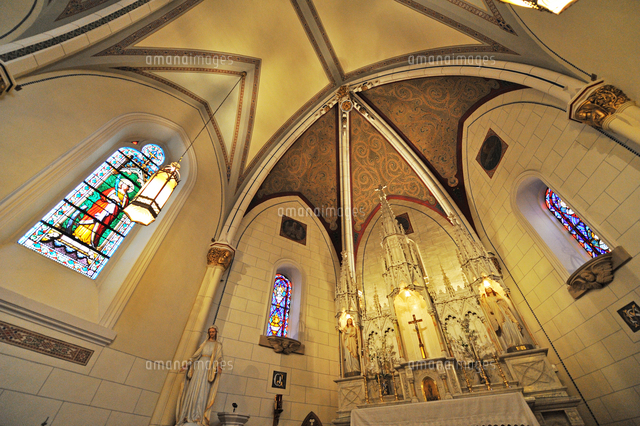 米ニューメキシコ州サンタフェのロレットチャペル内 祭壇を含めた風景 の写真素材 イラスト素材 アマナイメージズ