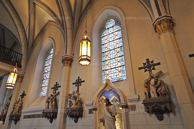 米ニューメキシコ州サンタフェのロレットチャペル屋内ステンドグラスの壁が見える風景 の写真素材 イラスト素材 アマナイメージズ