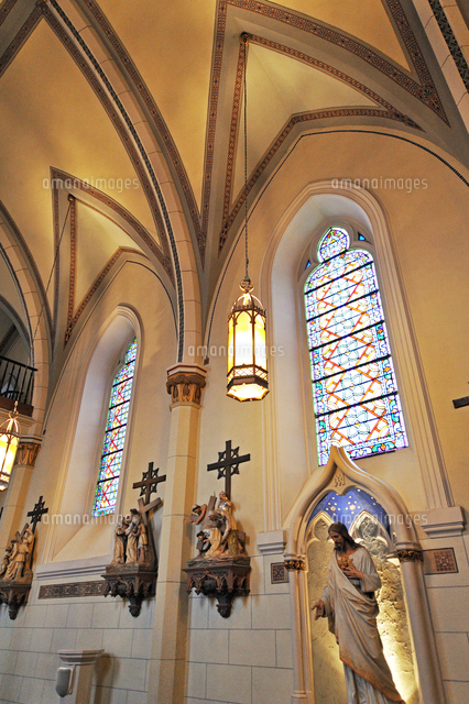 米ニューメキシコ州サンタフェのロレットチャペル屋内ステンドグラスの壁が見える風景 の写真素材 イラスト素材 アマナイメージズ