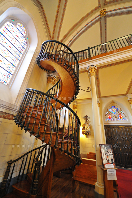 米ニューメキシコ州サンタフェのロレットチャペル内にある有名な螺旋階段の風景 の写真素材 イラスト素材 アマナイメージズ