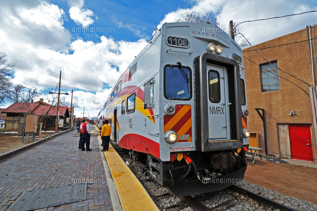 米ニューメキシコ州サンタフェのサンタフェ駅に停車中の旅客列車後部連結部の景色 10832001309 の写真素材 イラスト素材 アマナイメージズ