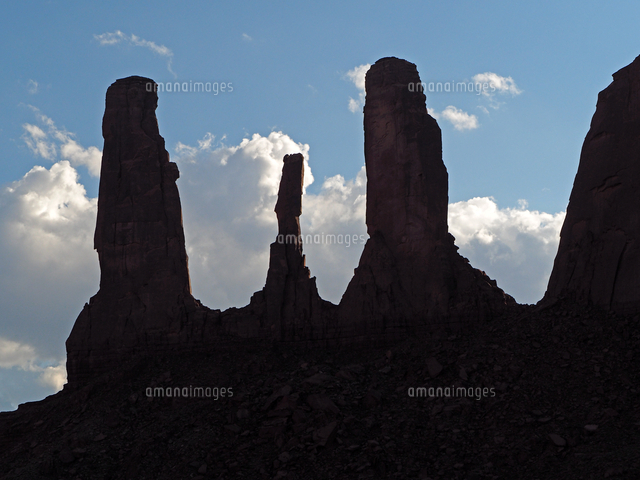 米ユタ州モニュメントバレーに見られる煙突のように長く伸びたビュート 赤い砂岩 性堆積岩の突起の風景 の写真素材 イラスト素材 アマナイメージズ