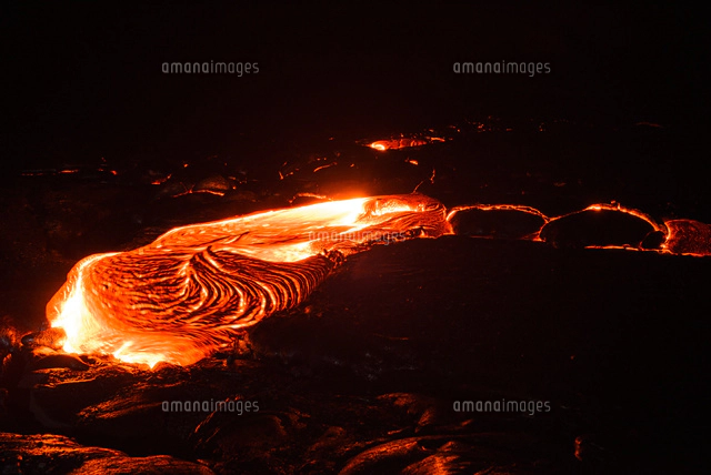 ハワイ ハワイ島 キラウエア火山噴火口と赤色に染まる雲 の写真素材 イラスト素材 アマナイメージズ ハワイ ハワイ島 キラウエア火山噴火口と赤色に染まる雲 の写真素材 イラスト素材 アマナイメージズ