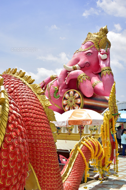 ピンクガネーシャとドラゴンのモニュメント の写真素材 イラスト素材 アマナイメージズ