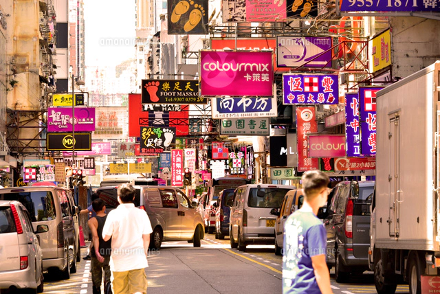 カラフルな香港の街並み[10834000984]の写真・イラスト素材｜アマナ