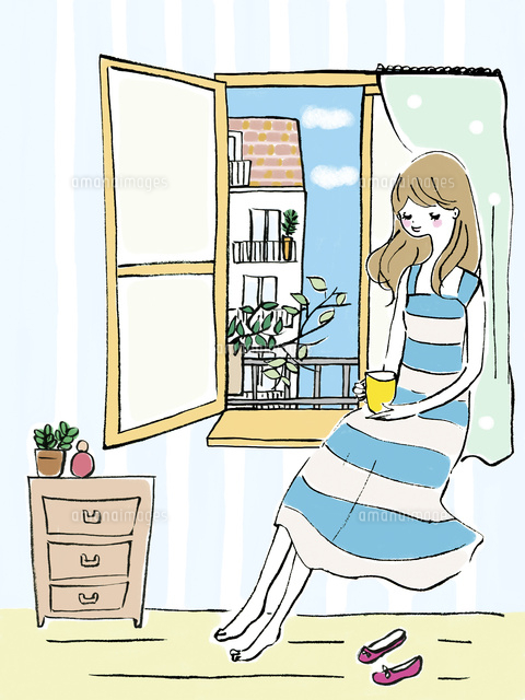 窓際でくつろぐ女性 の写真素材 イラスト素材 アマナイメージズ