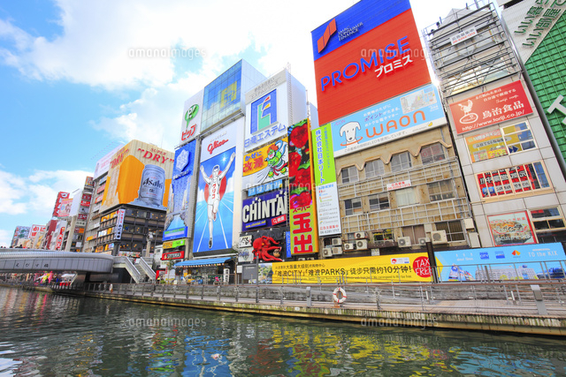 大阪道頓堀の商業ビルと道頓堀川 の写真素材 イラスト素材 アマナイメージズ