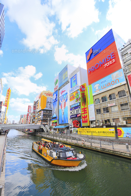 大阪道頓堀の商業ビルと川を遊覧するとんぼりリバークルーズ の写真素材 イラスト素材 アマナイメージズ