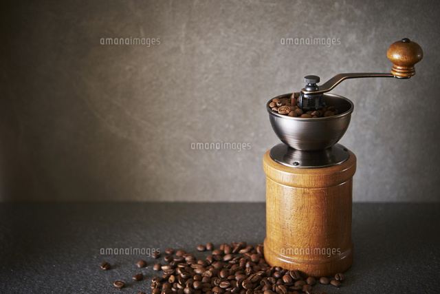 コーヒー豆とコーヒーミル の写真素材 イラスト素材 アマナイメージズ