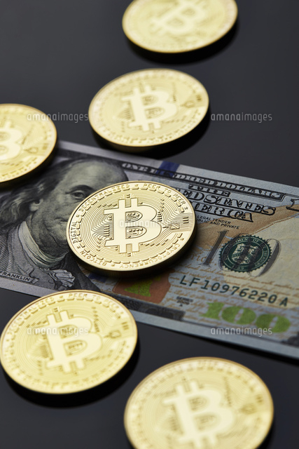 ビットコインとアメリカドル紙幣 の写真素材 イラスト素材 アマナイメージズ