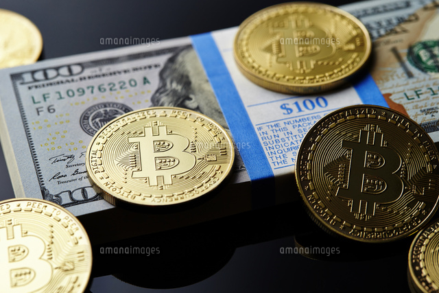 ビットコインとアメリカドルの札束 の写真素材 イラスト素材 アマナイメージズ