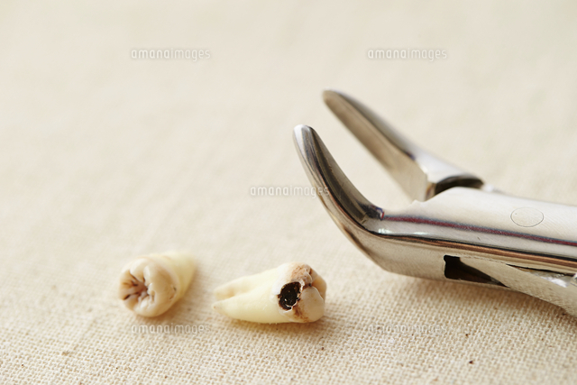 虫歯と歯科器具 の写真素材 イラスト素材 アマナイメージズ