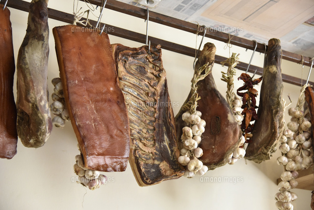 吊るされた大きな燻製 の写真素材 イラスト素材 アマナイメージズ