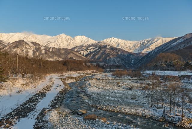 白馬大橋から朝の光と北アルプス の写真素材 イラスト素材 アマナイメージズ