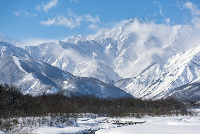 白馬村の冬の雪山と松川 の写真素材 イラスト素材 アマナイメージズ