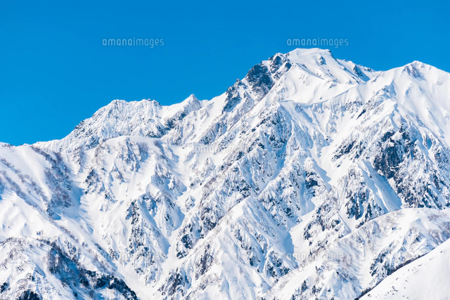 白馬村の雪山と青空の雪景色[10860000305]の写真・イラスト素材
