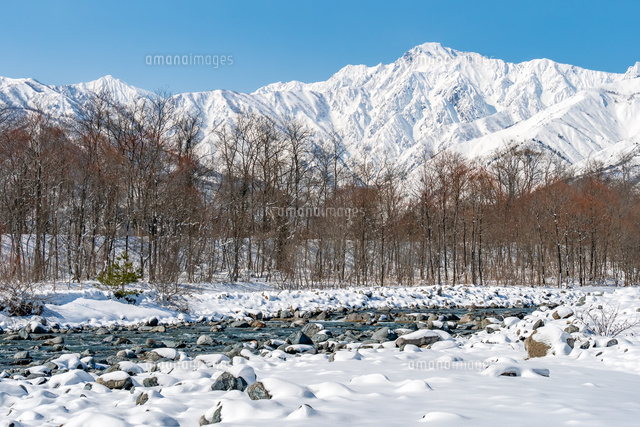 長野県白馬村 雪山と松川の雪景色 の写真素材 イラスト素材 アマナイメージズ