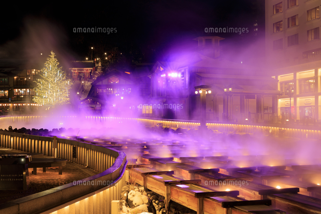 夜の草津温泉湯畑とクリスマスツリー の写真素材 イラスト素材 アマナイメージズ