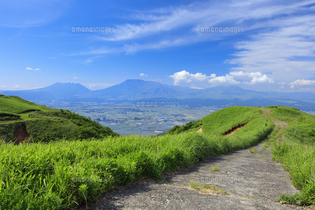 阿蘇外輪山より望む阿蘇山 の写真素材 イラスト素材 アマナイメージズ