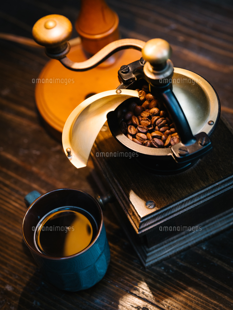 コーヒーとコーヒーミル の写真素材 イラスト素材 アマナイメージズ