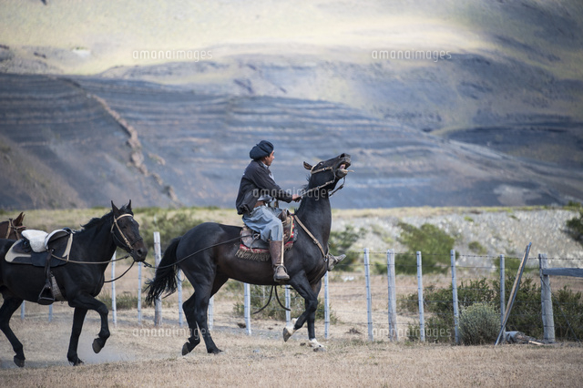 パタゴニアの牧童ガウチョの乗馬風景 の写真素材 イラスト素材 アマナイメージズ