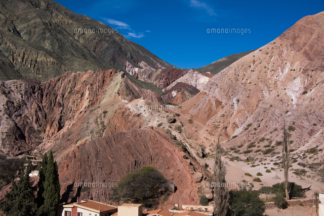 虹の谷 ウマワカ渓谷のプルママルカ村 の写真素材 イラスト素材 アマナイメージズ