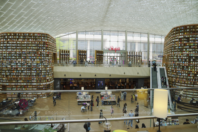 韓国 ソウルの巨大な ピョルマダン図書館 ソウル三成洞 スターフィールドcoex Mall の写真素材 イラスト素材 アマナイメージズ