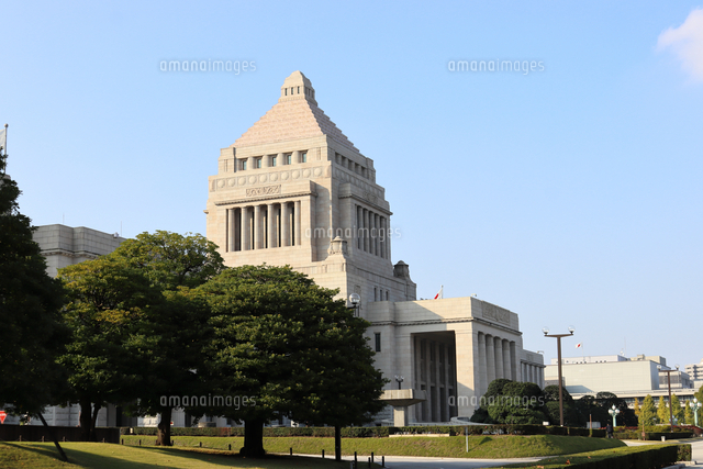 斜めから見た美しい国会議事堂 の写真素材 イラスト素材 アマナイメージズ