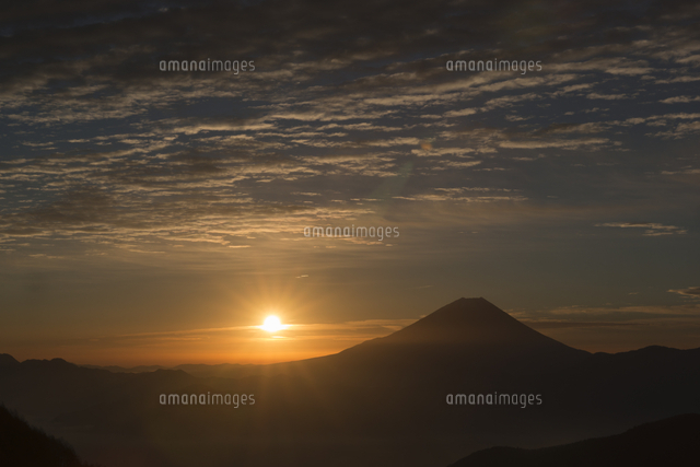 丸山林道からの富士山の夜明け の写真素材 イラスト素材 アマナイメージズ