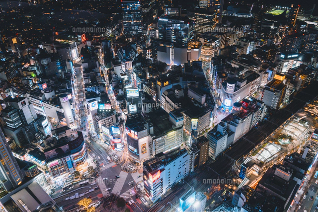 俯瞰で見る夜の渋谷の街並み[10889002131]の写真・イラスト素材
